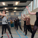 dansende mensen in een lokaal