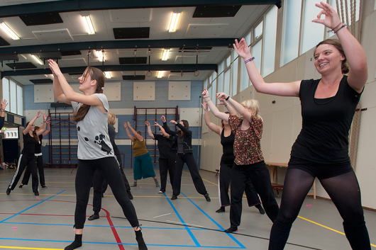 dansende mensen in een lokaal