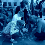 mensen die op de grond een oefening doen met kaartjes